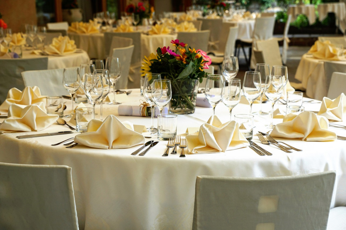 un tavolo apparecchiato per le nozze, un dettaglio da considerare quando scegli il catering per il matrimonio