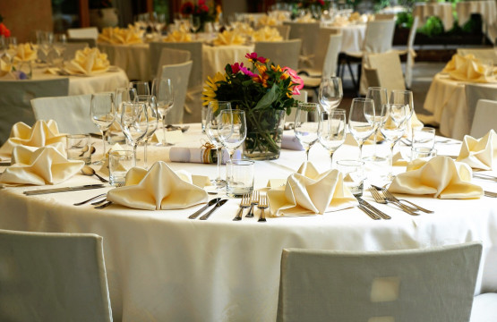 un tavolo apparecchiato per le nozze, un dettaglio da considerare quando scegli il catering per il matrimonio