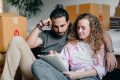 coppia che controlla la check list delle cose da fare la settimana prima del matrimonio