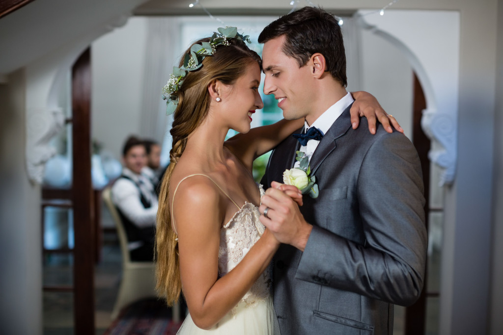 sposi che sanzano al suono di musica per matrimonio