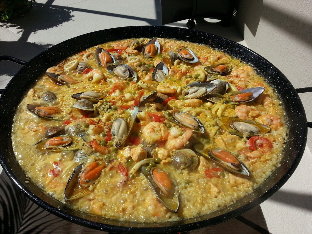 menu per matrimoni sul lago maggiore: un tocco spagnolo con la paella